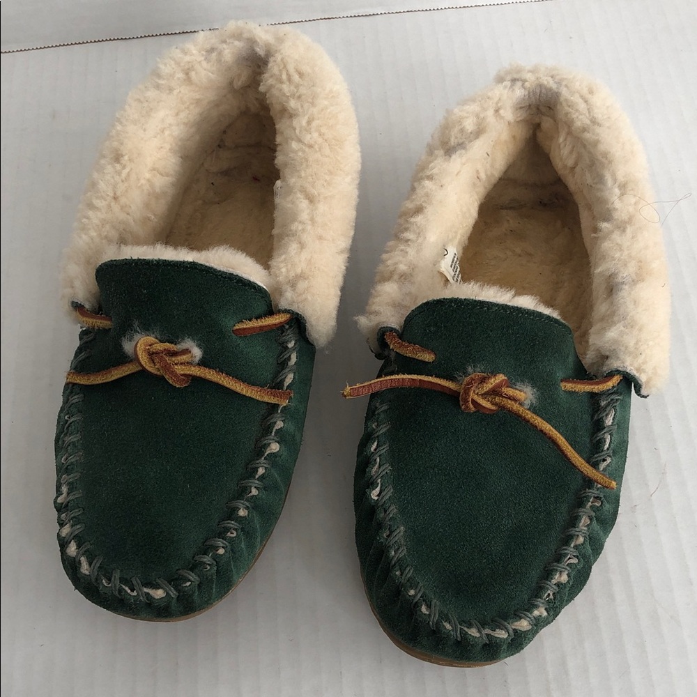 L.L. Bean Wicked Good Green Suede Slippers
Shearling Lined Women’s 8